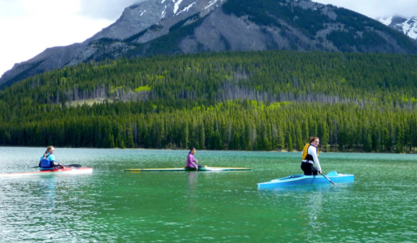 Alumni sprint racing paddlers